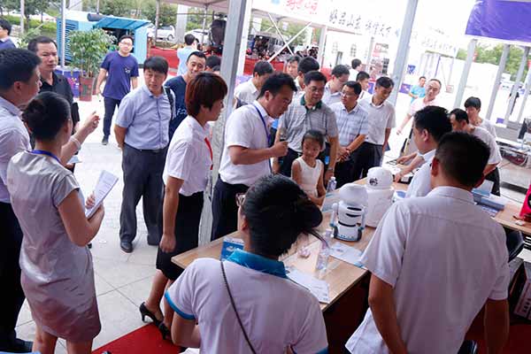热烈欢迎市科技局、市粮食局领导莅临我集团展位参观 热烈欢迎市科技局、市粮食局领导莅临我集团展位参观