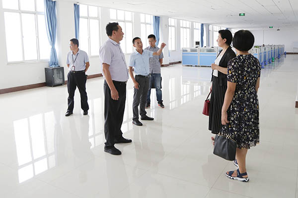 热烈欢迎市经信委、市财政局领导莅临集团参观调研 热烈欢迎市经信委、市财政局领导莅临集团参观调研