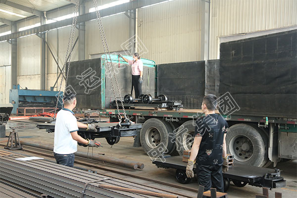 集团一批矿用平板车、液压支柱发往陕西某矿 集团一批矿用平板车、液压支柱发往陕西某矿