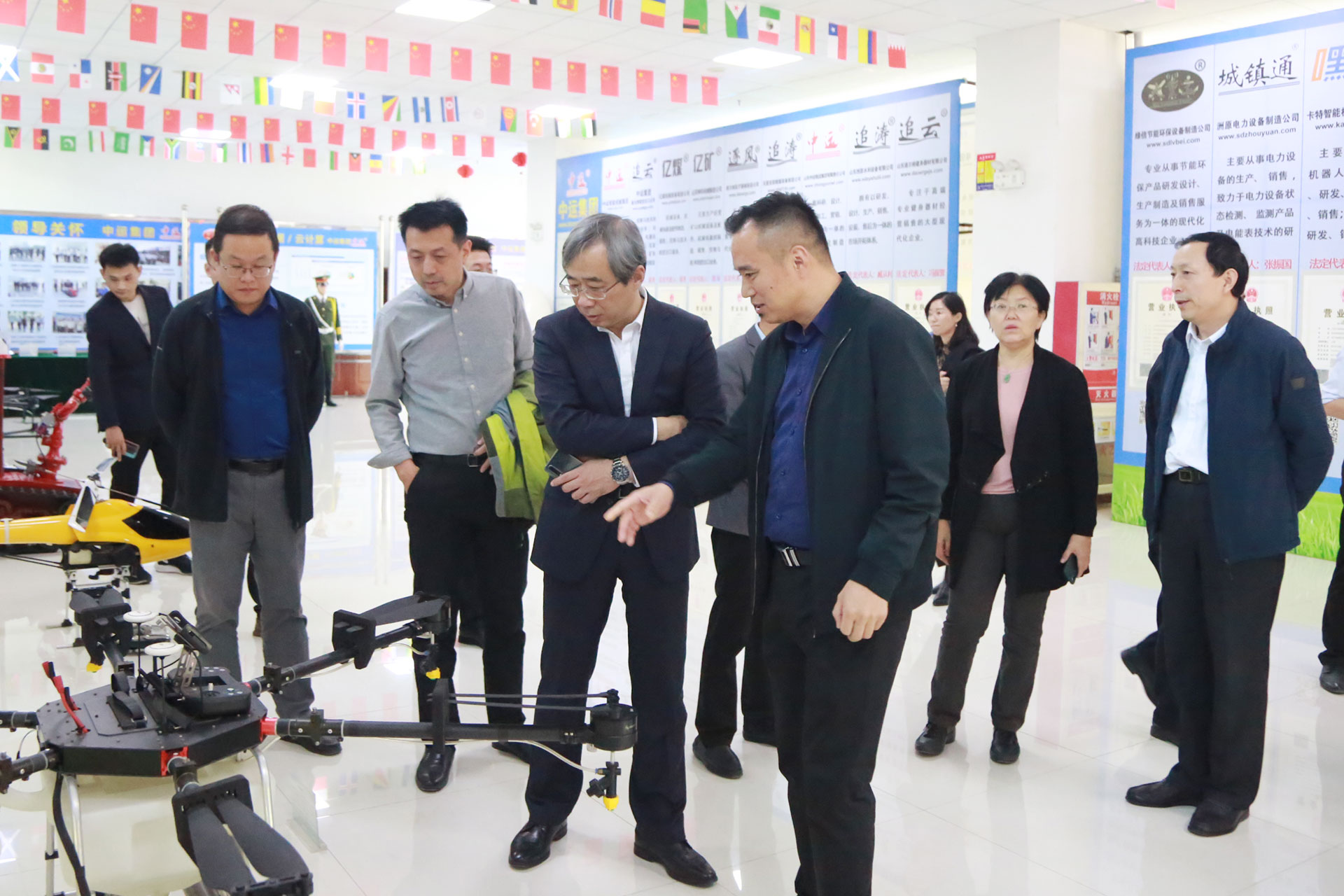 热烈欢迎山东省人社厅领导莅临集团参观指导 热烈欢迎山东省人社厅领导莅临集团参观指导