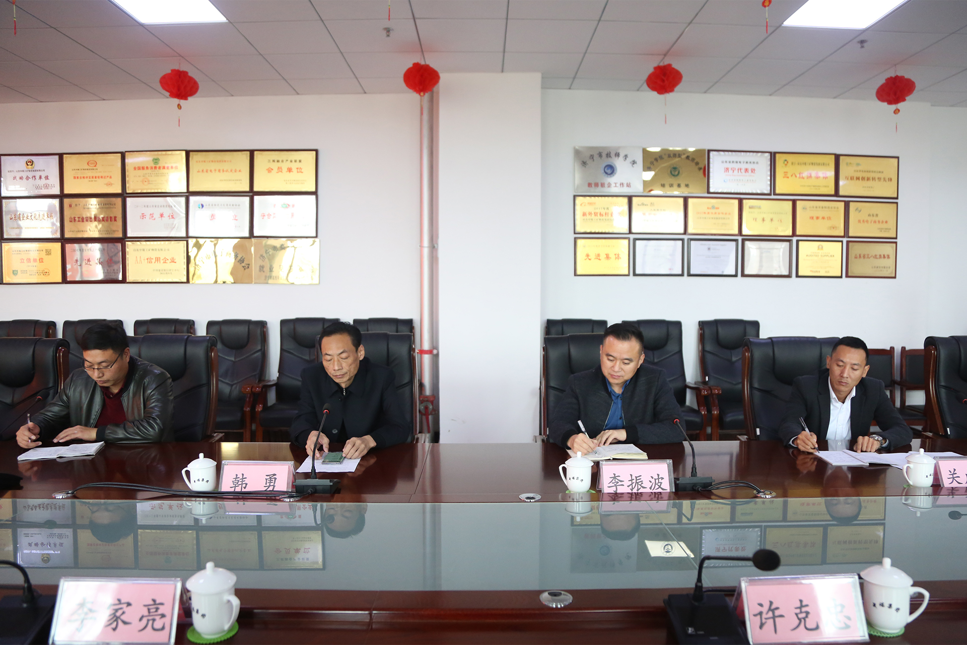 热烈欢迎济宁市制造强市指挥部“助企攀登”调研组领导一行莅临集团实地调研 热烈欢迎济宁市制造强市指挥部“助企攀登”调研组领导一行莅临集团实地调研